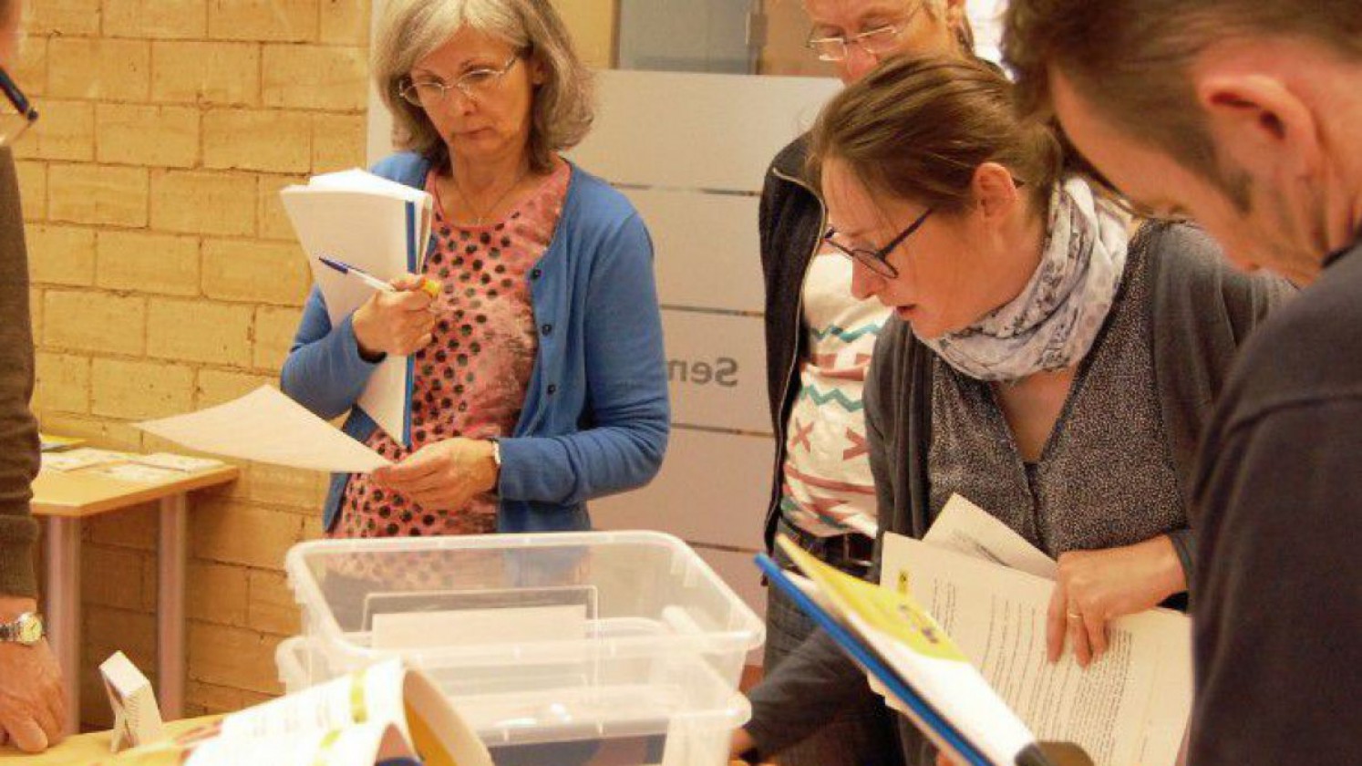 Pädagoginnen und Pädagogen beim Workshop Luftkoffer aktiv