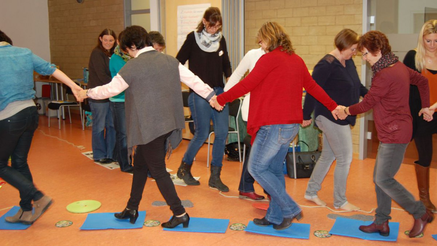 Pädagoginnen beim Ausprobieren der Spiele bei der Weiterbildung Gehen geht - umweltfreundlich und nachhaltig mobil