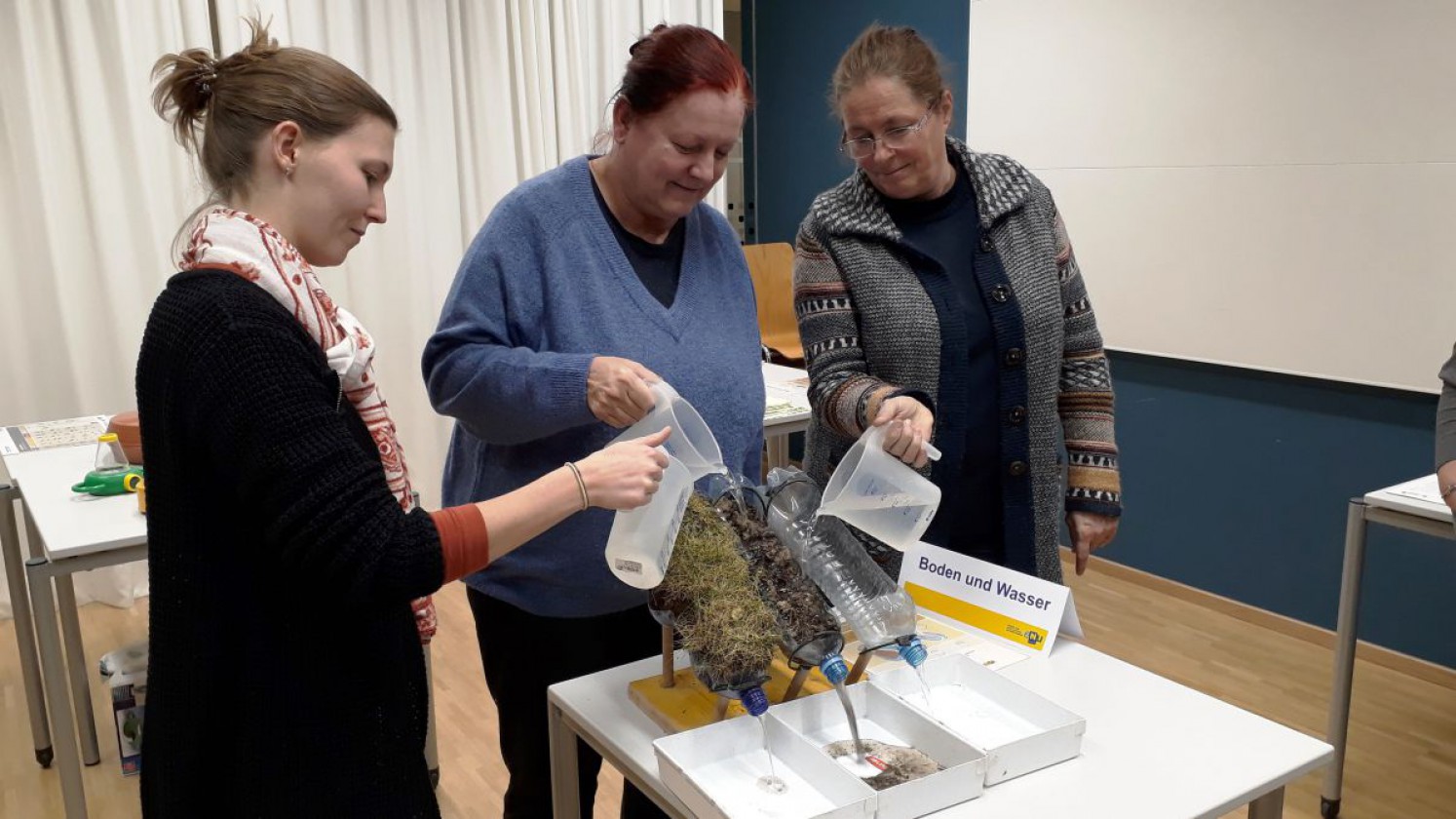 Das Bodenversiegelungs-Experiment beim Workshop Wunder Welt Boden.