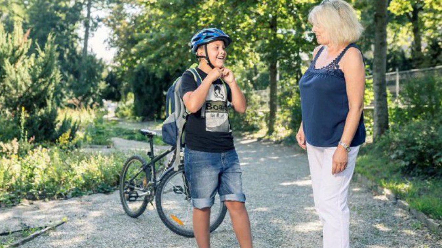 Kind beim Fahrradfahren in die Schule.