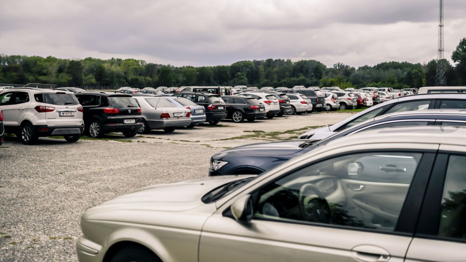 Parkplatz mit Autos 