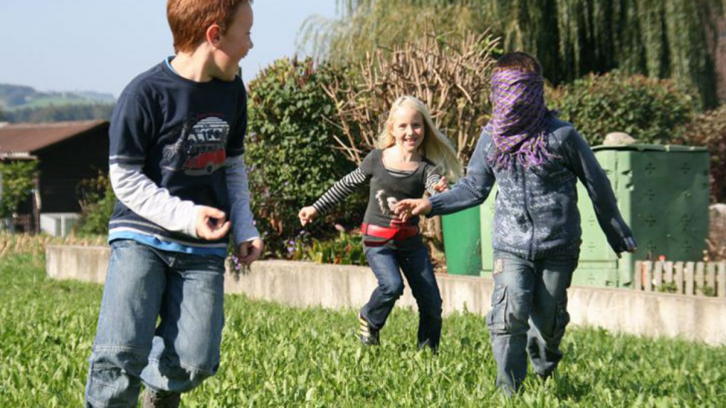 Kinder beim Spielen und Laufen.