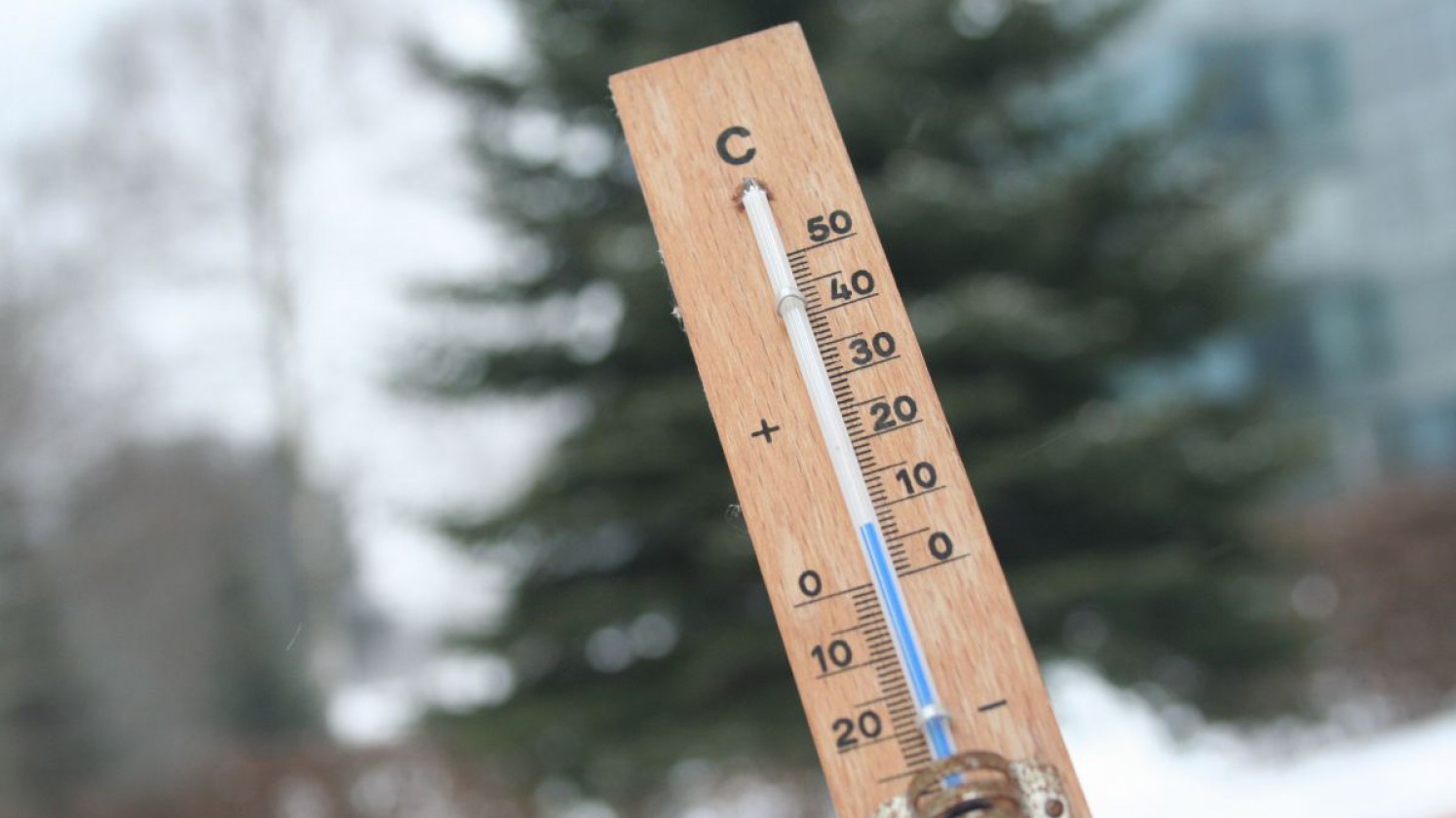 Thermometer mit Plusgraden im Winter.