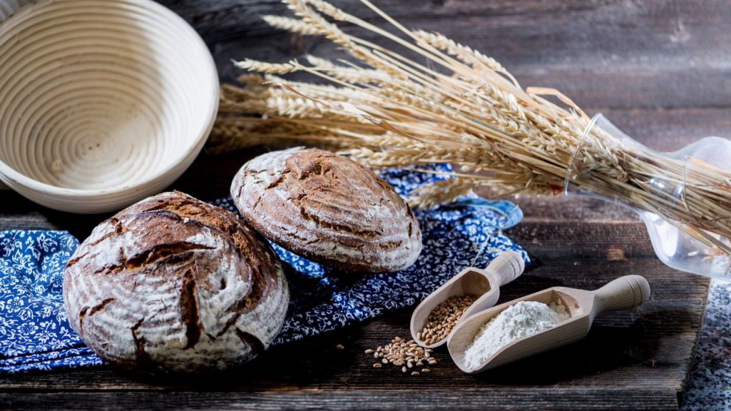 Der Weg vom Getreide zum Mehl zum Brot im Bild dargestellt