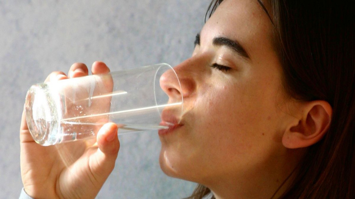 Mädchen beim Wasser trinken.