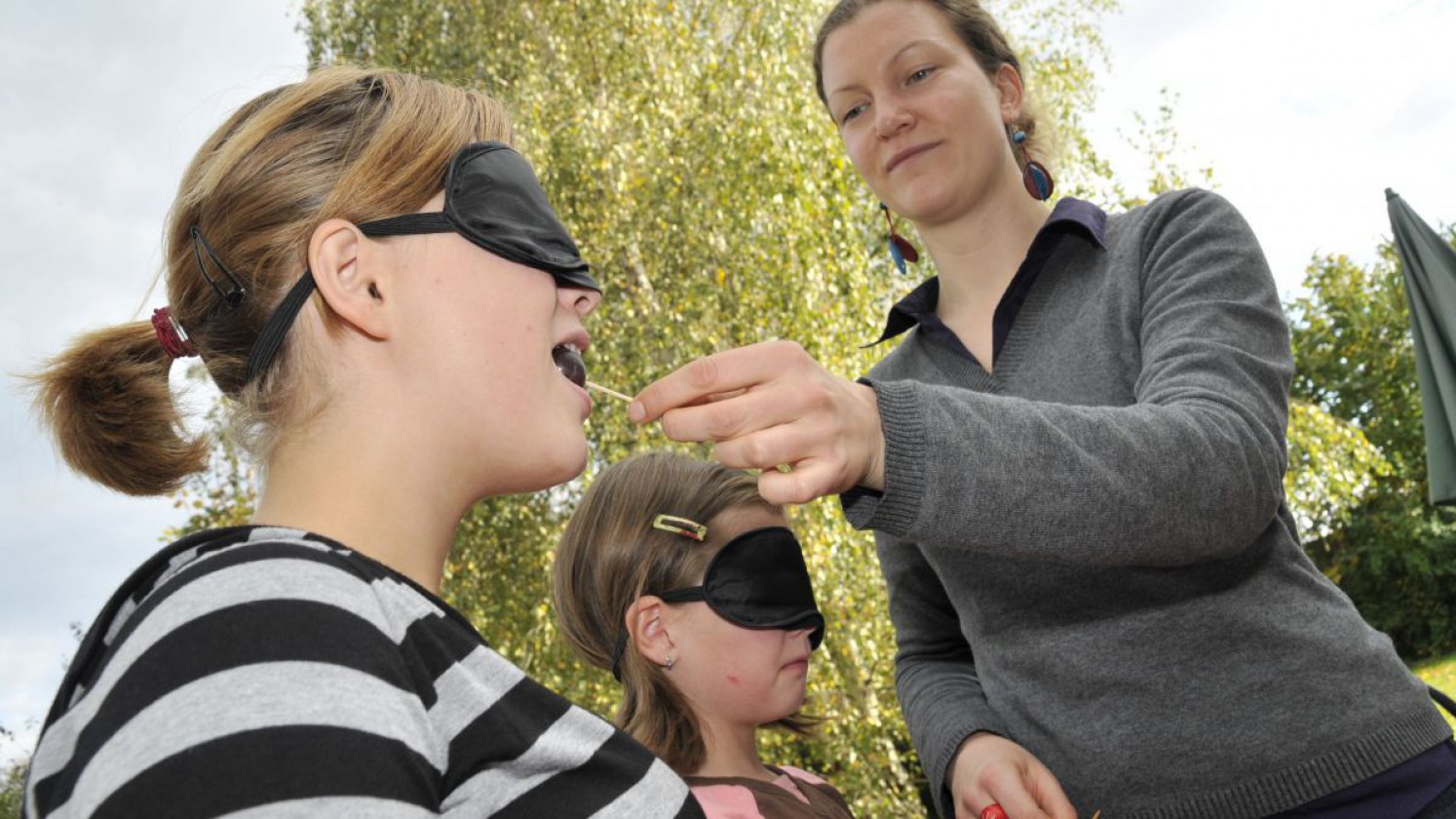 Kinder und Referentin bei der Blindverksotung von Lebensmitteln.