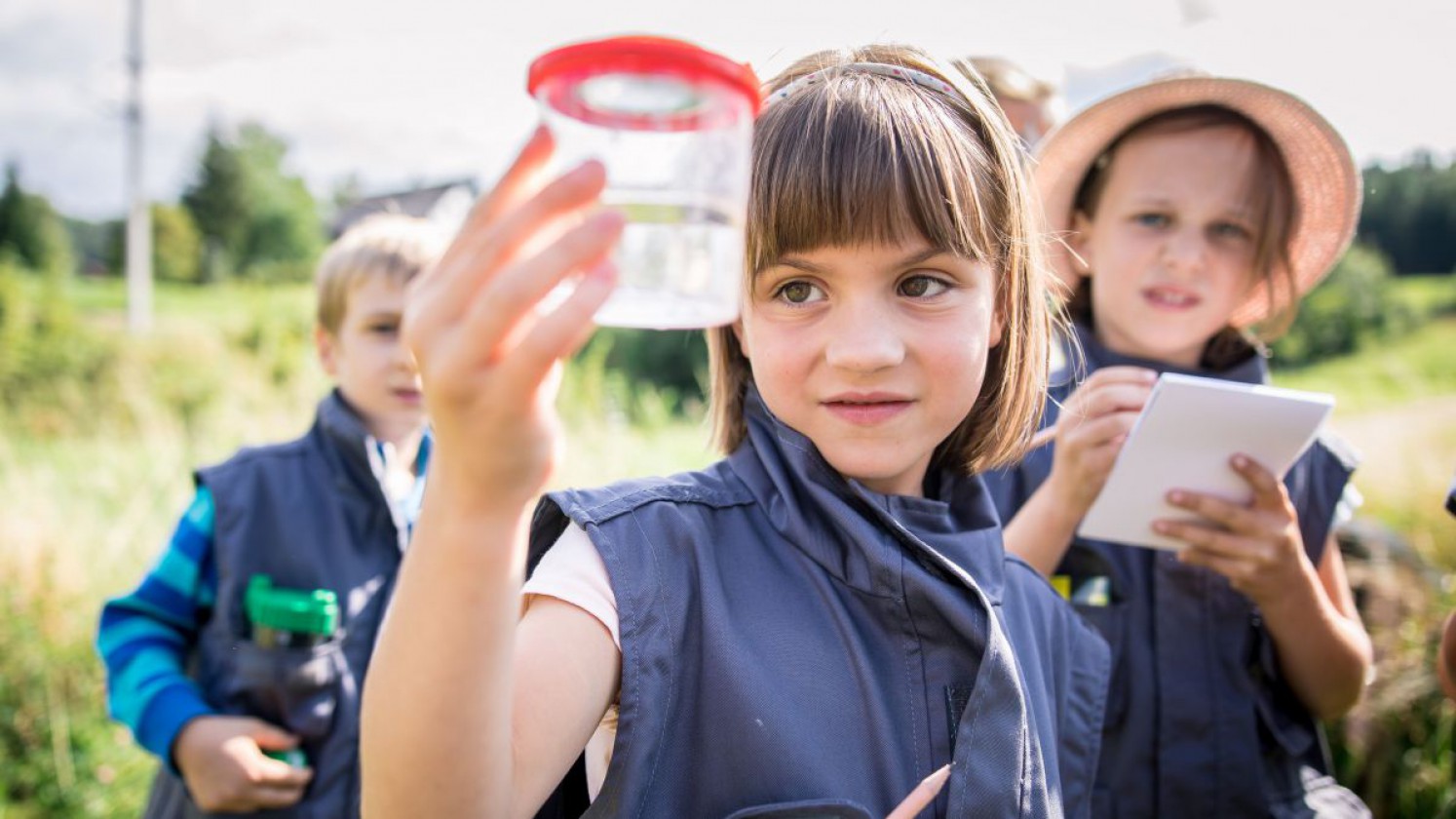 Kinder mit Becherlupen unterwegs im Naturpark Ötscher-Tormäuer