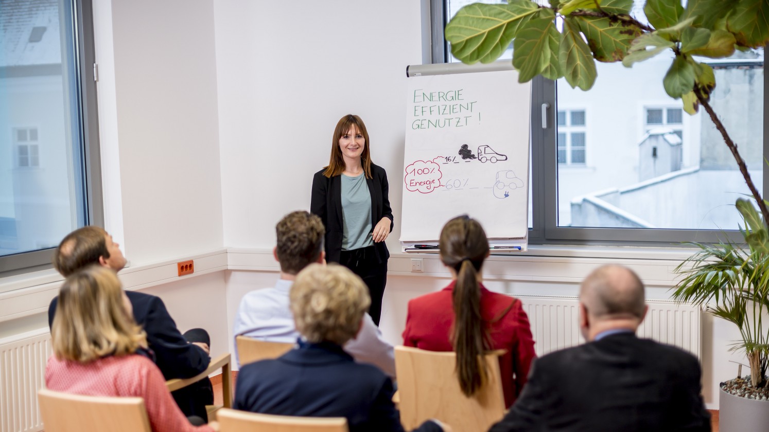 TeilnehmerInnen und Referentin beim Vortrag