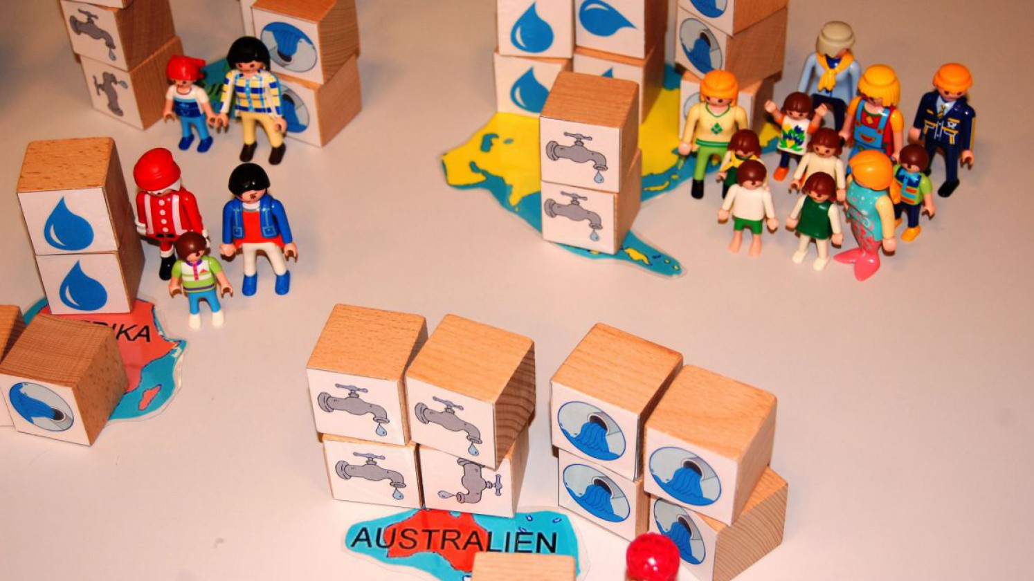 Bauklötze und Spielfiguren sind aufgestellt für das Wasserverbrauchs-Weltspiel.