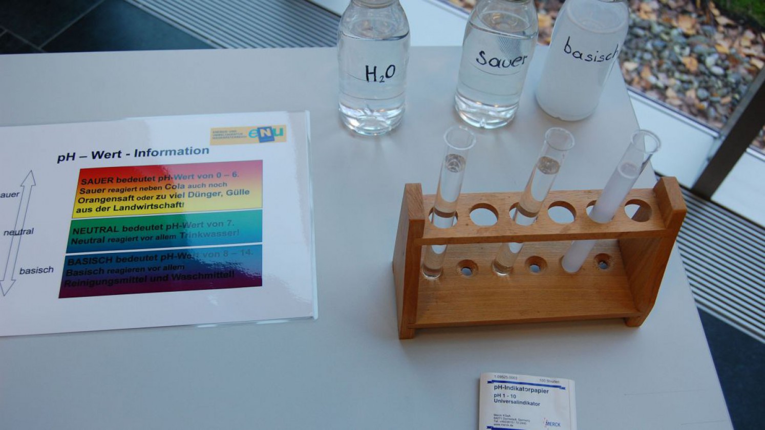 pH Wert Mess-Station mit Reagenzgläser und 3 verschiedenen Lösungen