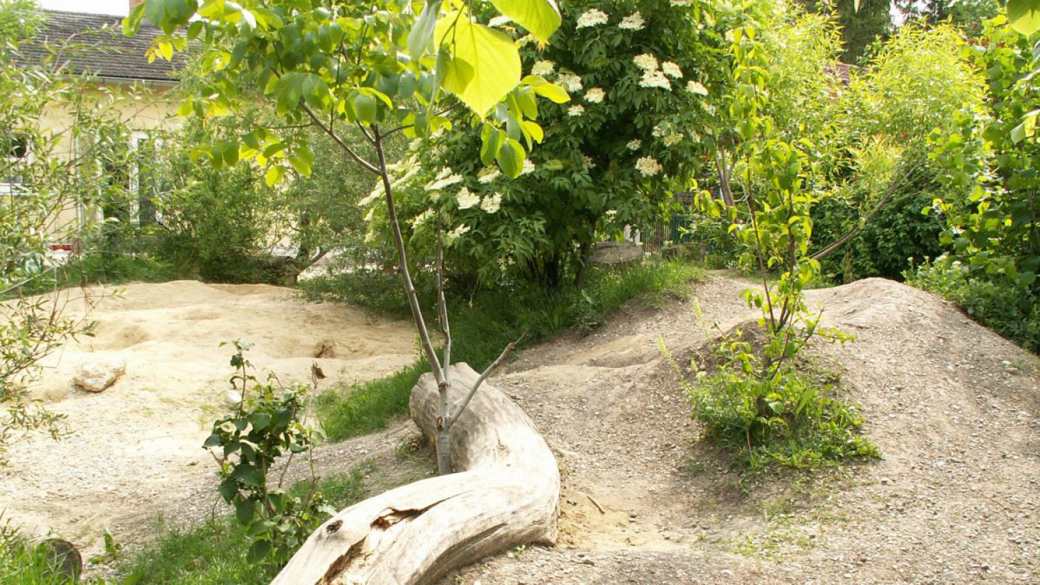 Natur-Spielplatz neben einer Schule.