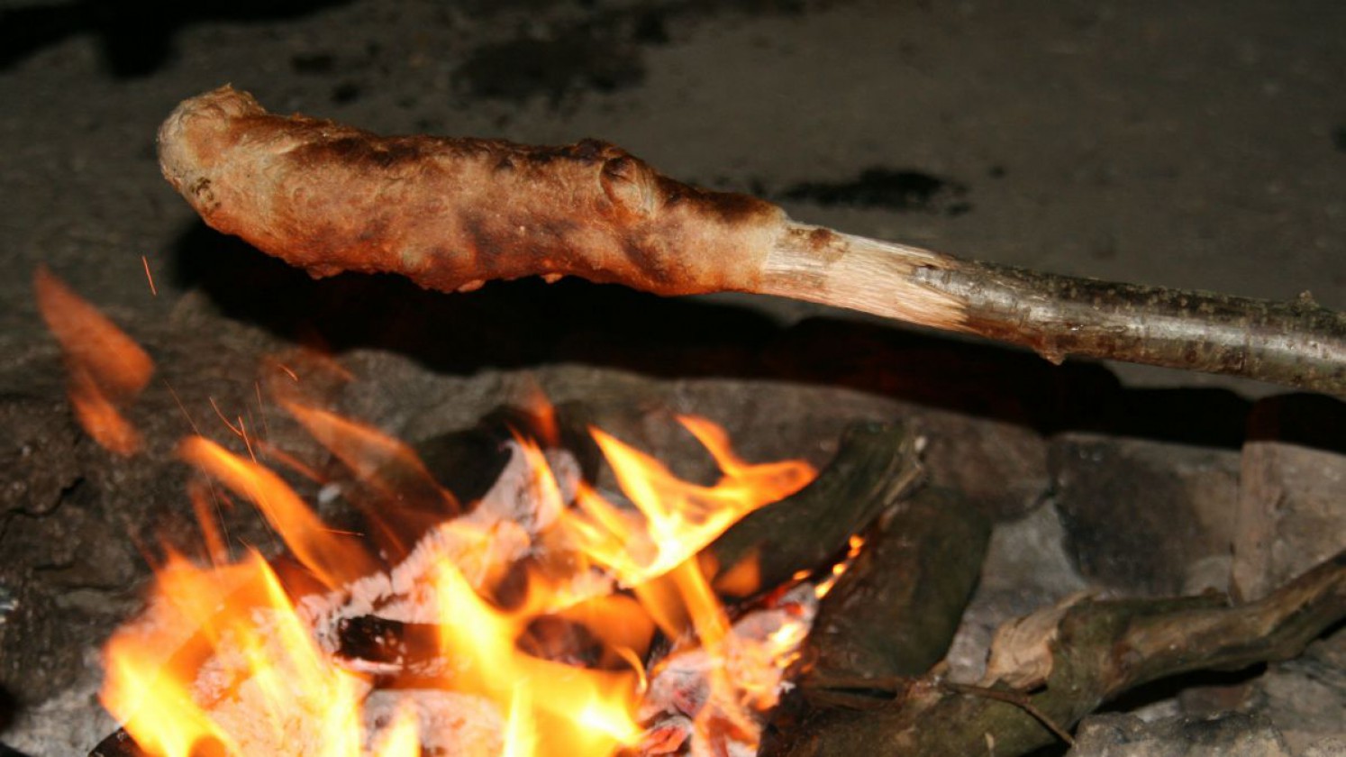Steckerlbrot am Lagerfeuer