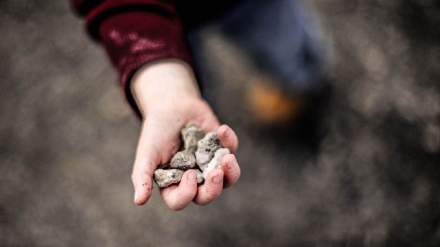 Kind hält Steine in der Hand