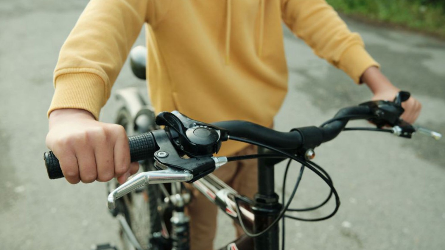 Kind steht neben Fahrrad