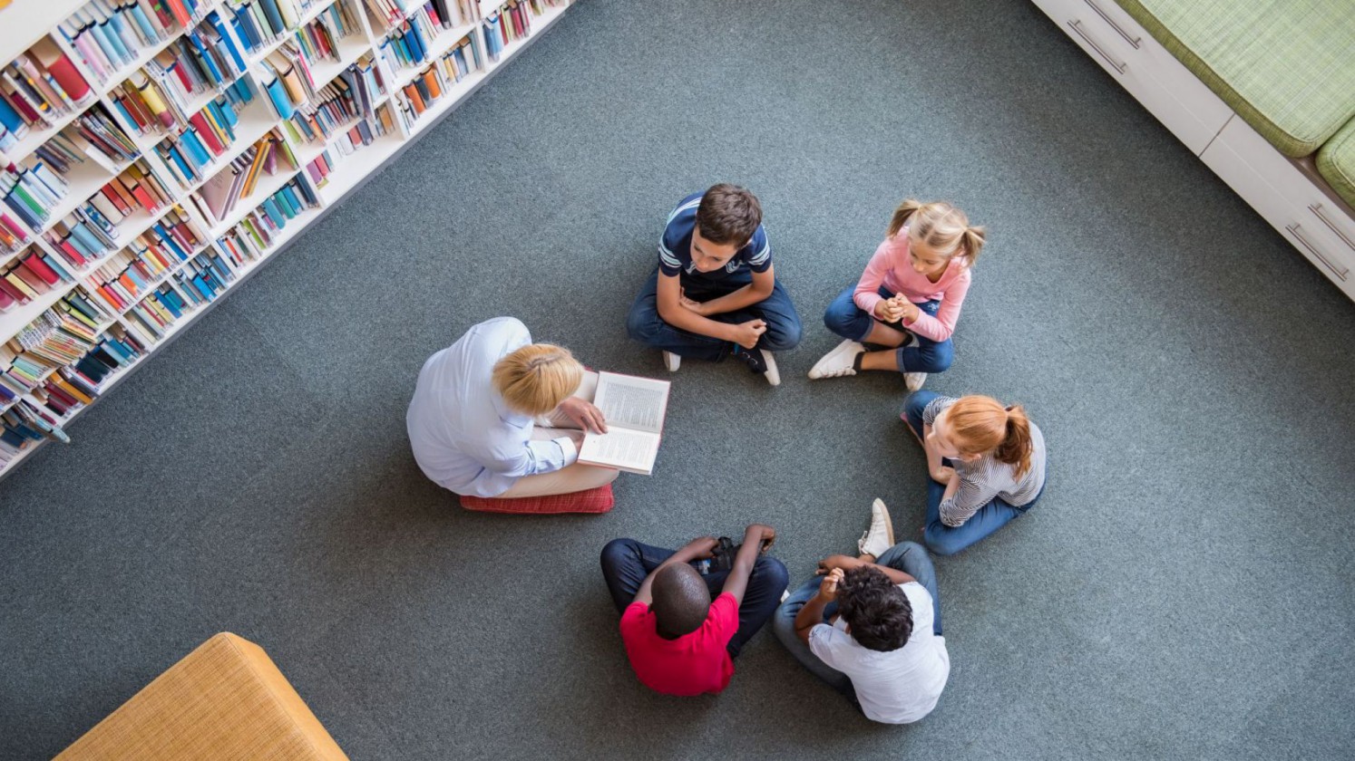 Kinder sitzen im Kreis