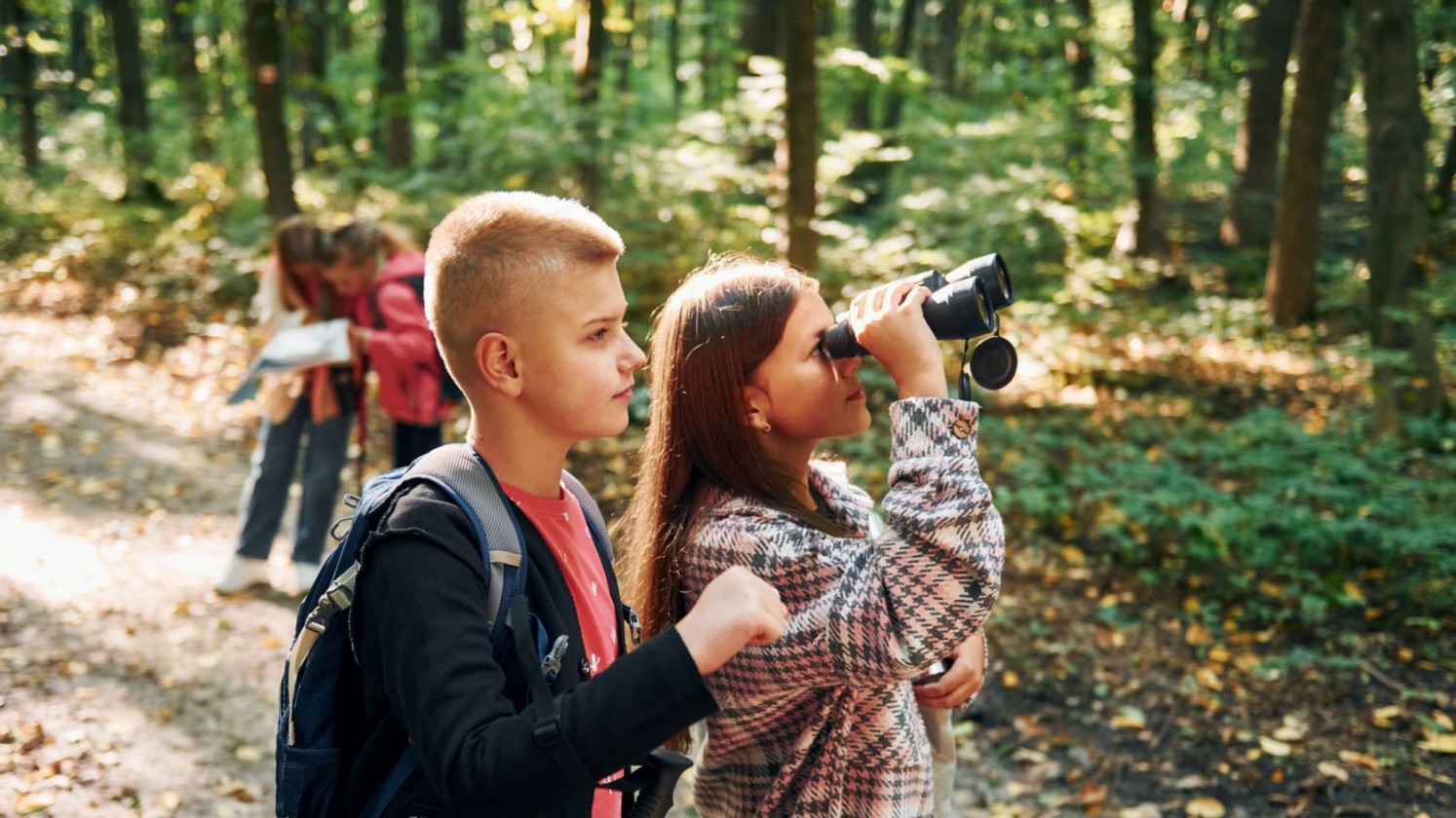 Kinder im Wald