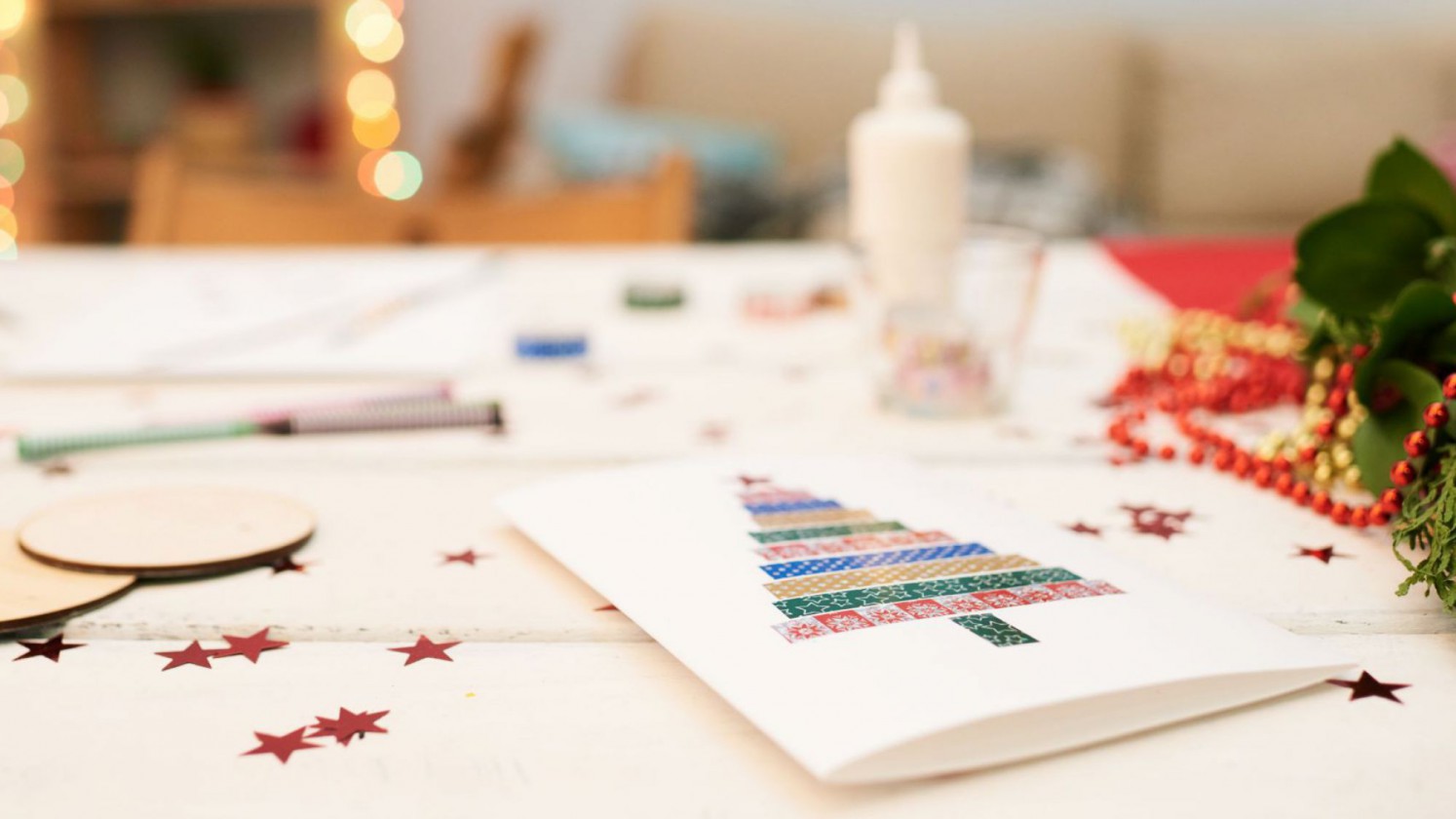 weihnachtliches Bastelmaterial auf Tisch