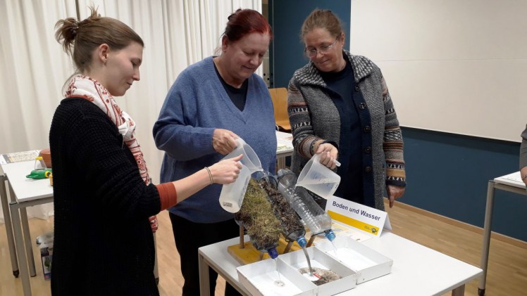 Das Bodenversiegelungs-Experiment beim Workshop Wunder Welt Boden.