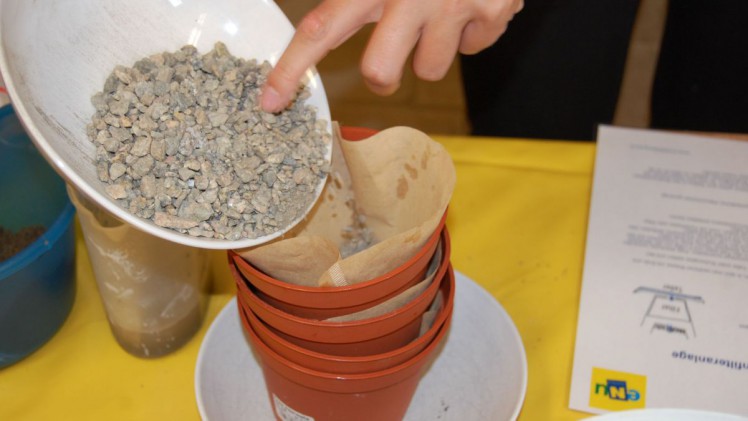 Kläranlagen-Bau-Experiment im Forscherworkshop Wasser und Boden.