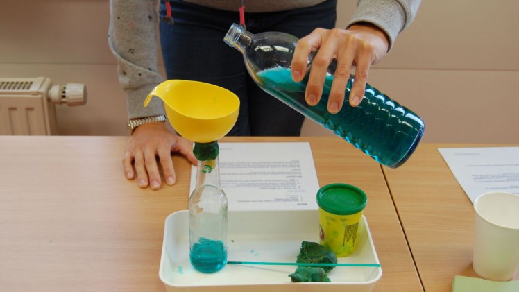 Experiment im Rahmen des Workshops Elemente Experimente für den Kindergarten.