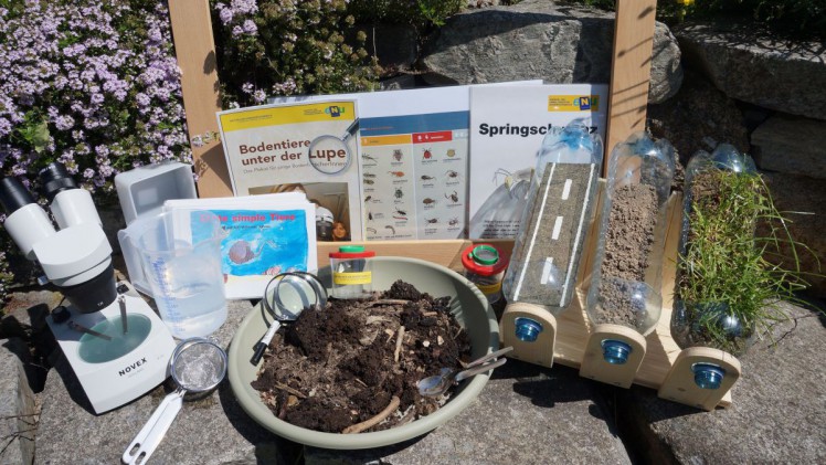 Naturlandbox mit Materialien und Methoden zum Thema Boden, Wasser und Biodiversität