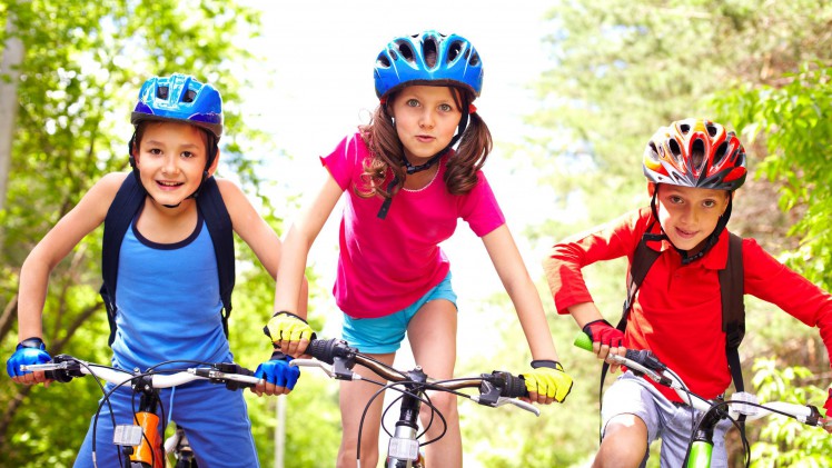 Drei Kinder am Fahrrad
