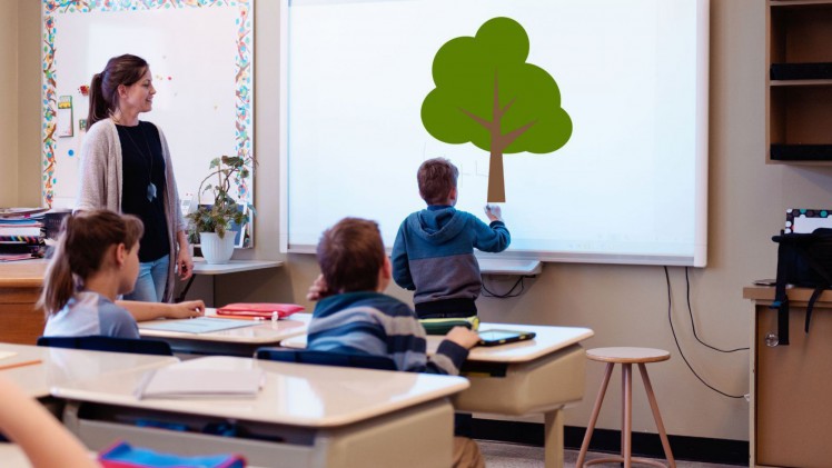 Schulklasse mit digitalem Display