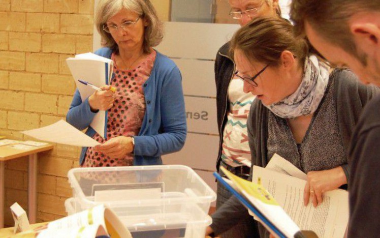 Pädagoginnen und Pädagogen beim Workshop Luftkoffer aktiv
