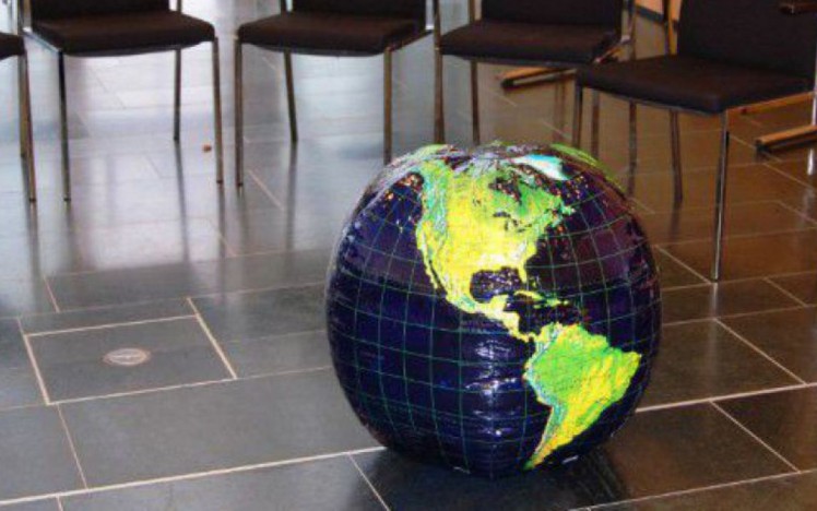 Einstiegsmethode mit Weltkugel beim Workshop Unser Klima & Wir für Pädagogen/innen