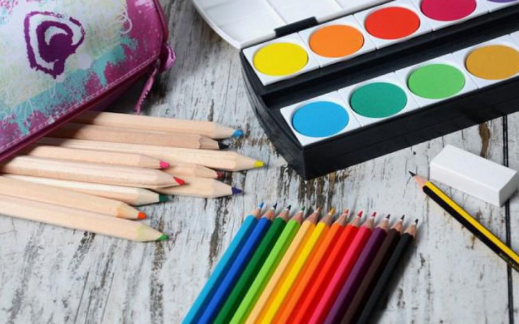 Ökologische Schulmaterialien für den nachhaltigen Einkauf bevorzugen.