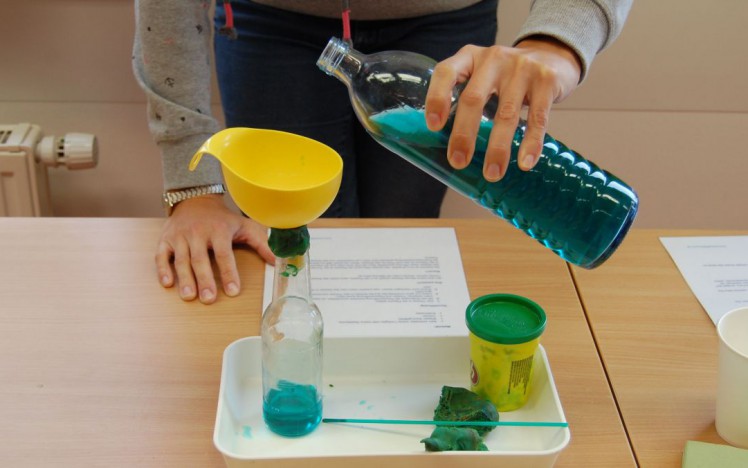 Experiment im Rahmen des Workshops Elemente Experimente für den Kindergarten.