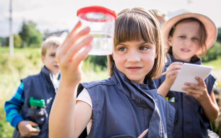 Kinder mit Becherlupen unterwegs im Naturpark Ötscher-Tormäuer