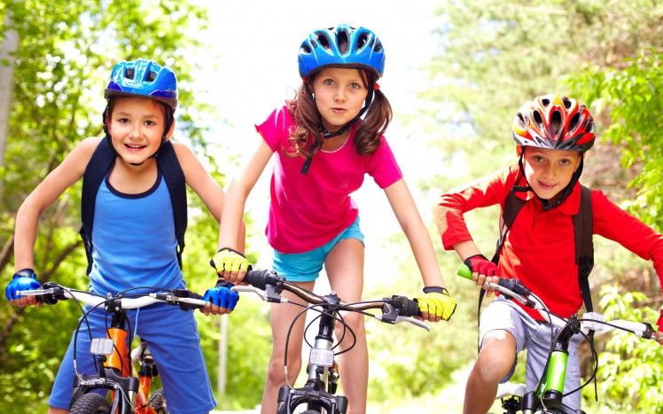 Drei Kinder am Fahrrad