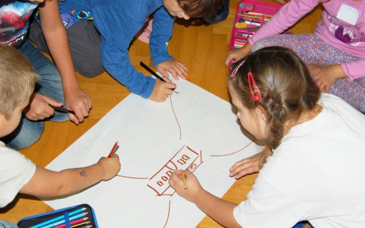 Kinder zeichnen ihren Schulweg