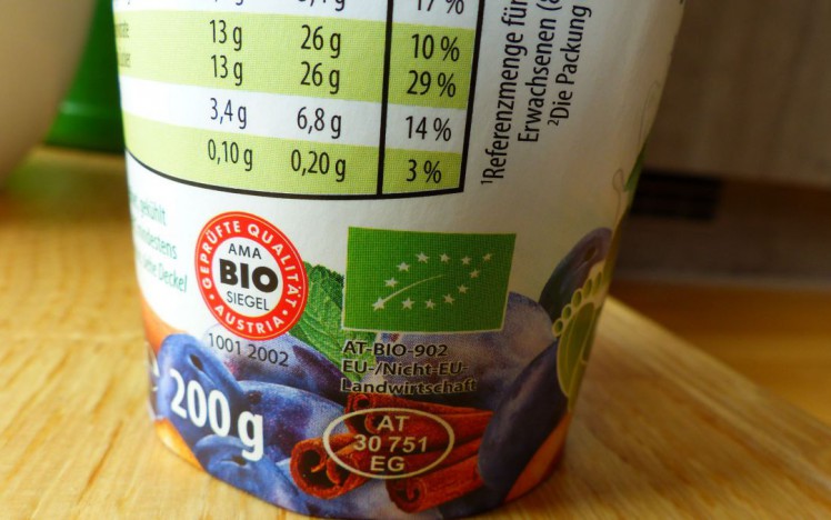 Joghurtverpackung mit unterschiedlichen Gütesiegeln und Bio-Kennzeichen.